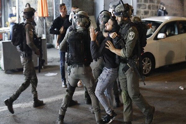 Zionists terrorists raid on Nablus injured 11 Palestinians 