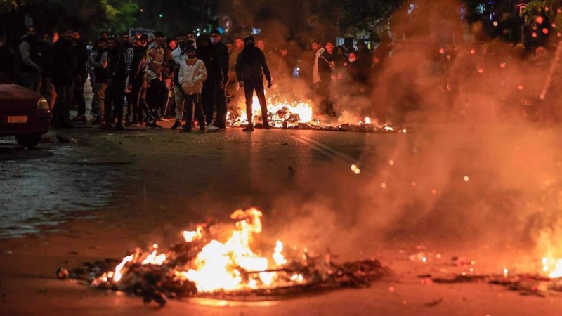 Griechische Polizei geht gegen wütende Proteste vor, nachdem sie Roma-Jugendlichen erschossen hat