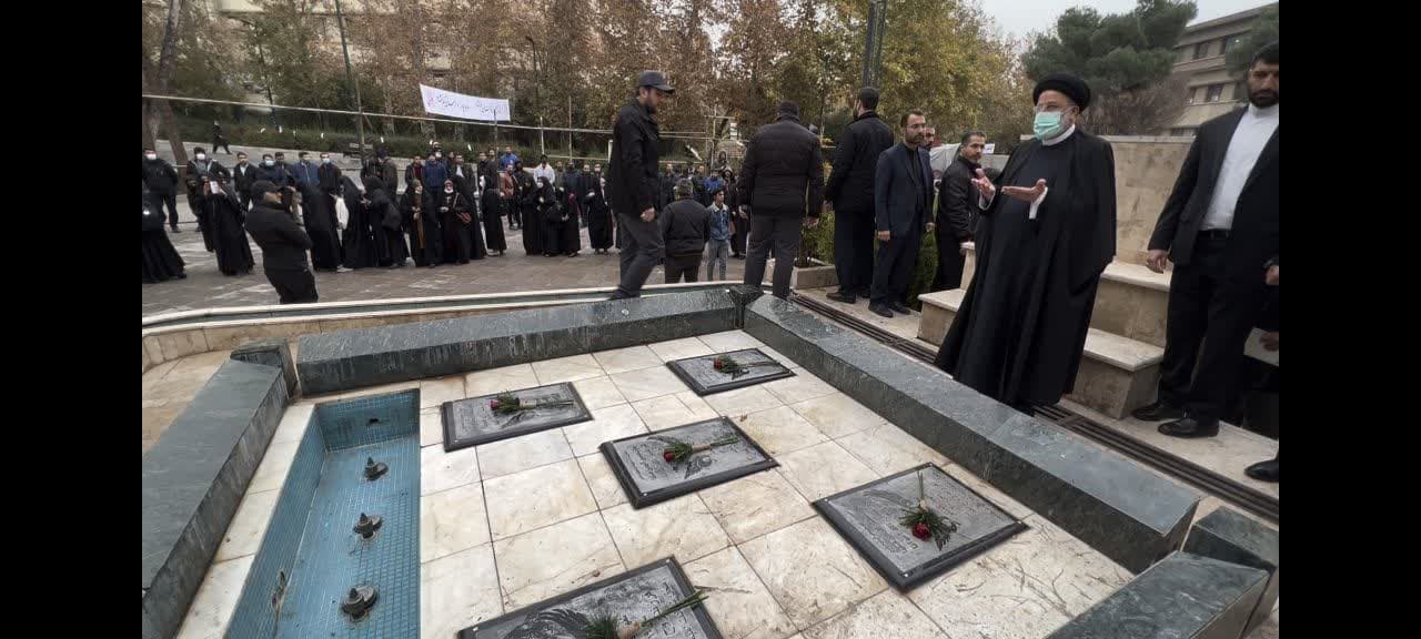 Pres. Raisi pays tribute to unknown martyrs in University of Tehran