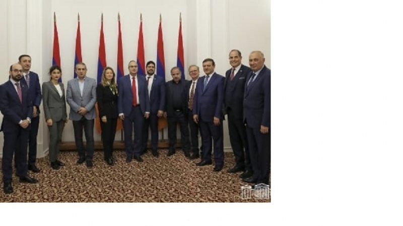 Франсалы депутатлар: Биз ермәниләрин јанында олмаг үчүн ҝәлмишик”