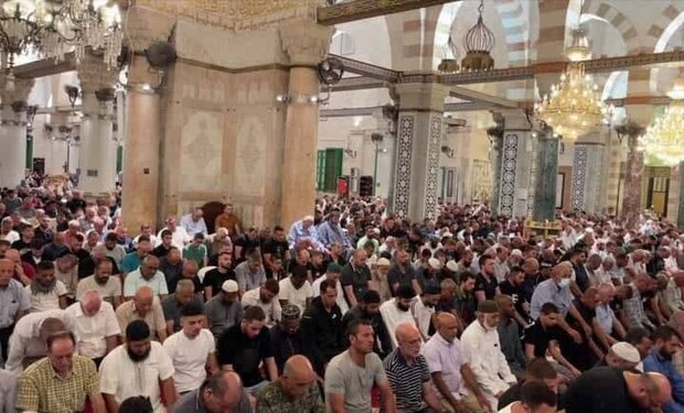آلاف المواطنين يؤدون صلاة الفجر في المسجد الأقصى المبارك