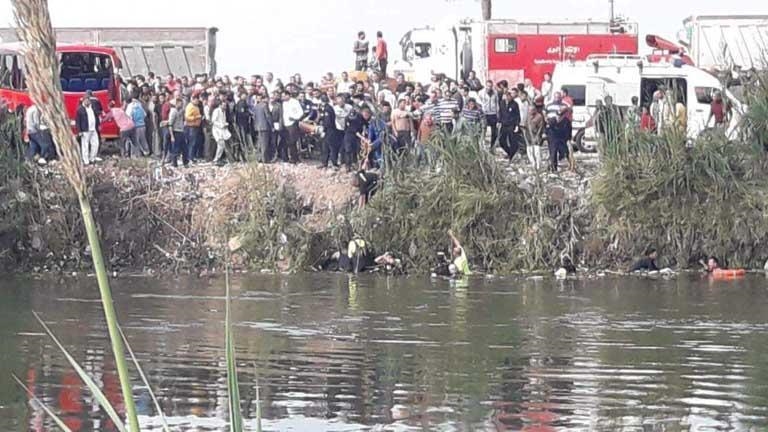  ارتفاع عدد ضحايا سقوط حافلة بنهر النيل إلى 20 شخصا