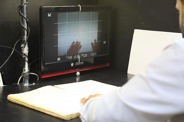 تعرف على طريقة تصوير المخطوطات ووثائق الخزانة والكتب القديمة في العتبة العباسية