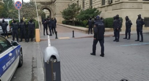 Јенә аксијачылара гаршы полис амансызлығы