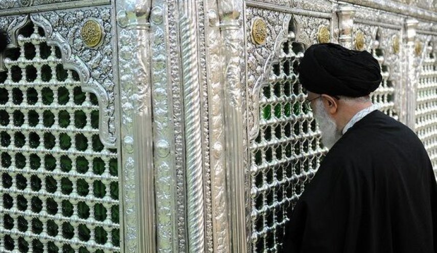 قائد الثورة الاسلامية يزور مرقد السيد شاه عبدالعظیم الحسني (ع)