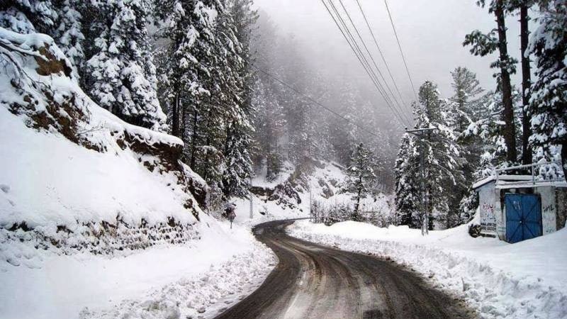 کشمیر میں شدید برفباری، قومی شاہ راہ پر ٹریفک معطل