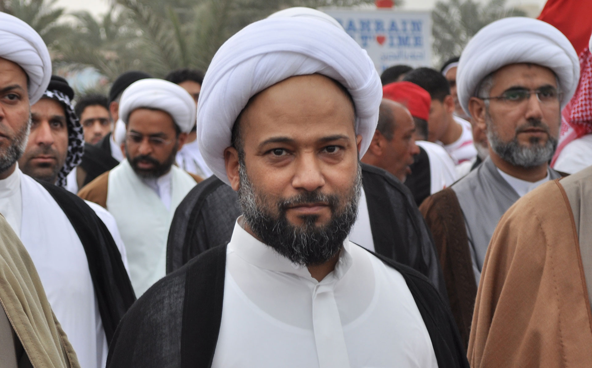 بسبب سوء المعاملة رجل دين بحريني يعلن إضاربه عن الطعام
