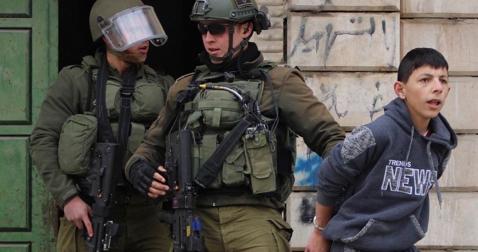 Zionist terrorists injures young man, kidnaps child in Ramallah