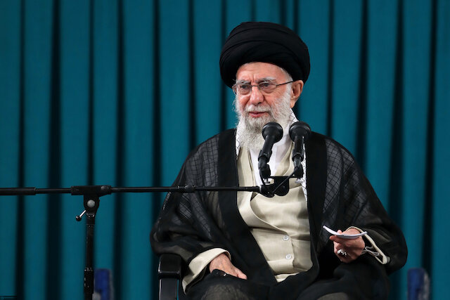 Imam Khamenei: Conveying martyrs’ message to new generation is necessary