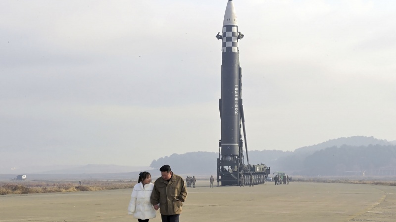 北朝鮮メディア、キム総書記の娘を初公開