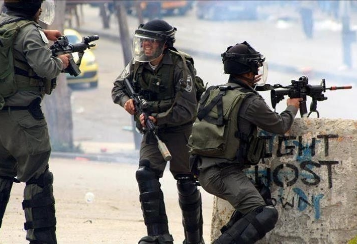 إصابة عدد من الفلسطينيين بينهم طفلة جرّاء اعتداءات المستوطنين في الخليل