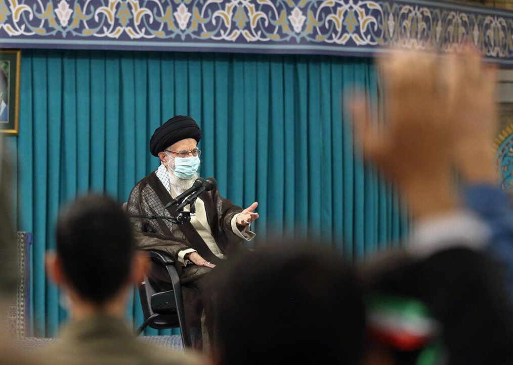 قائد الثورة الاسلامية: مقارعة الاستكبار يوم تاريخي يجدر استخلاص العبر منه