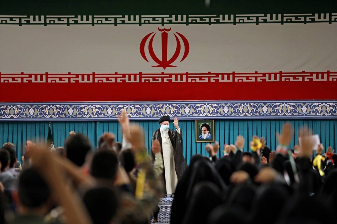 Imam Khamenei receives group of students