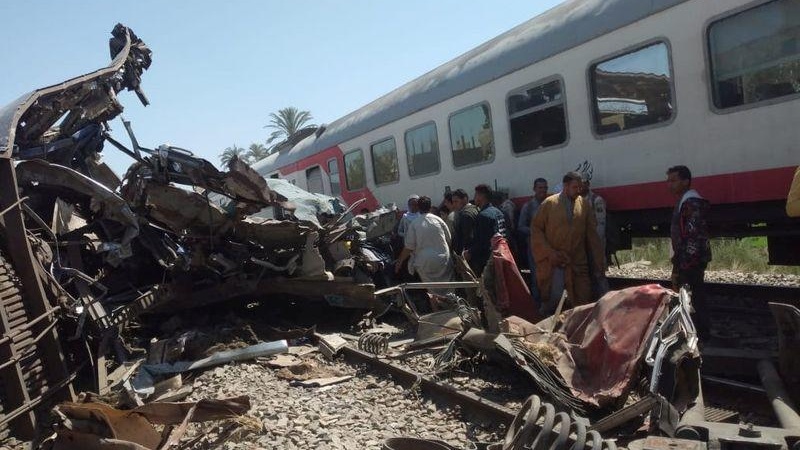 エジプト東部で列車とバスが衝突、10人以上死亡