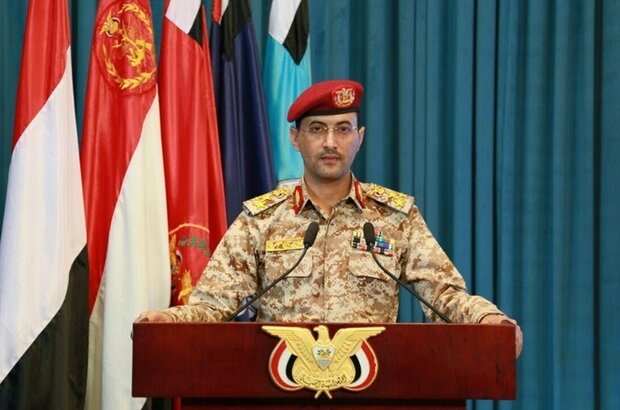 القوات المسلحة اليمنية ترغم سفينة نفطية على مغادرة المياه اليمنية بعد محاولتها نهب كميات كبيرة من النفط 