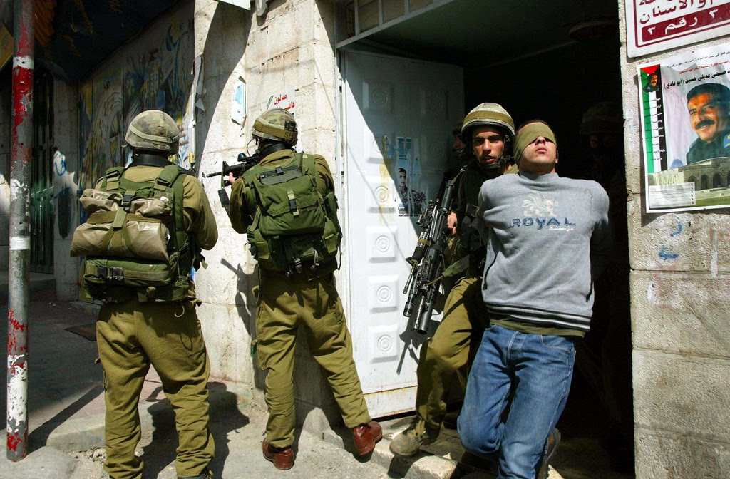 قوات الاحتلال تعتقل 16 فلسطينياً خلال مداهمات في الضفة والقدس