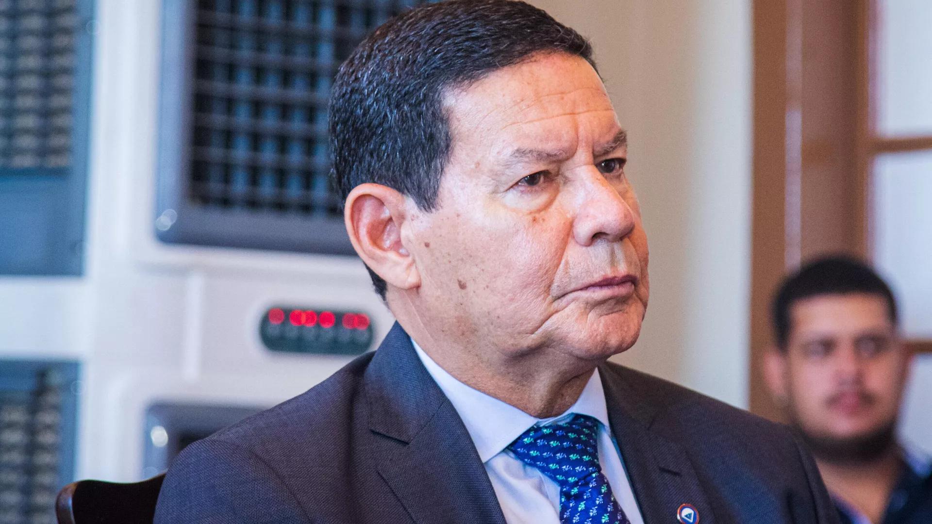 Em Portugal, Mourão diz que atos no Brasil são 'catarse coletiva' e que não 'entregará' faixa a Lula