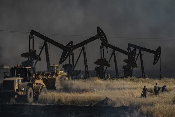 US terrorist forces continue smuggling Syrian oil to Iraq