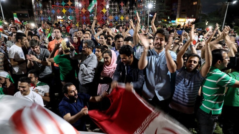 فٹبال ورلڈ کپ میں ایران کی کامیابی پر ملک بھر میں جشن، صدر رئیسی نے دی مبارکباد