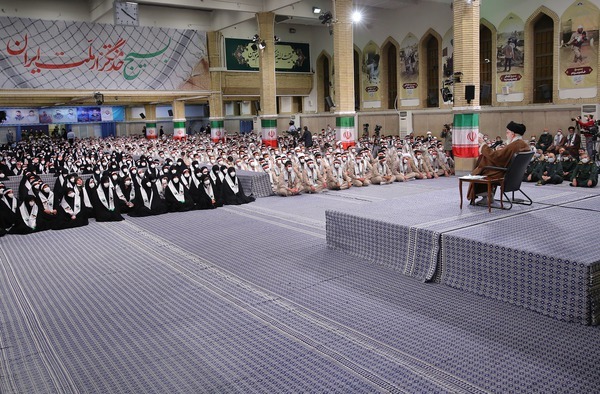 الإمام الخامنئي: خطة الأمريكيين في غرب آسيا كانت اسقاط 6 دول بهدف إضعاف إيران 
