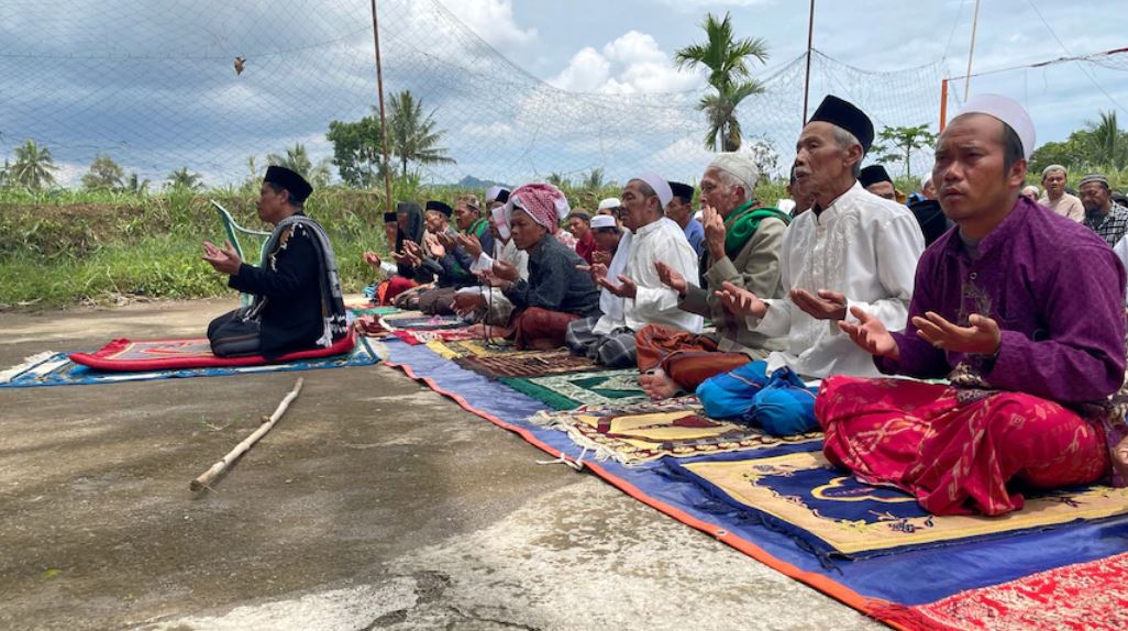 Hundreds of Indonesians pray outdoors after deadly earthquake destroys town