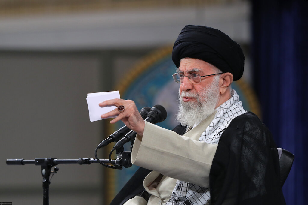 Imam Khamenei: Those orchestrating riots are resorting to villainous acts to exhaust country's officials (+Video)