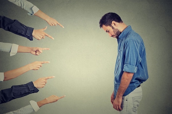 ¿Por qué debemos evitar juzgar a los demás?