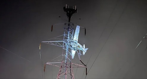 बिजली लाइनों से टकराया प्लेन, 90 हजार से ज्यादा घरों में छाया अंधेरा