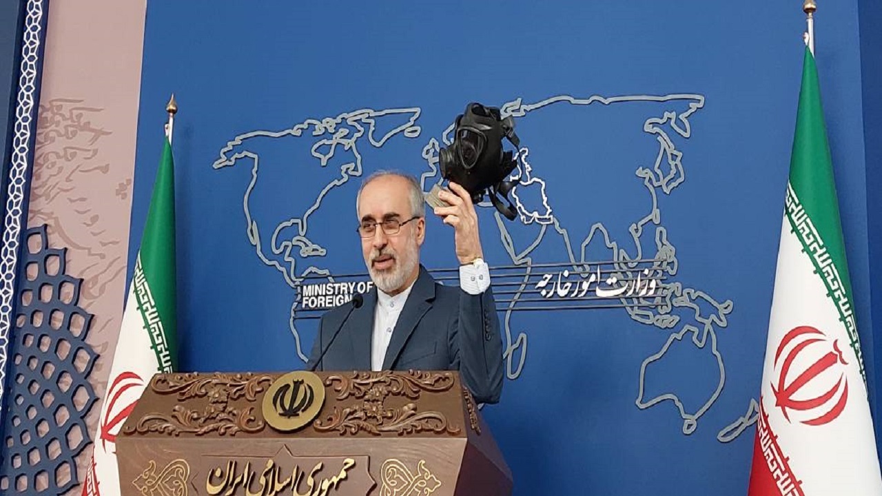 FM spox. appear with chemical mask in reference to Germany's support of Saddam war against Iran