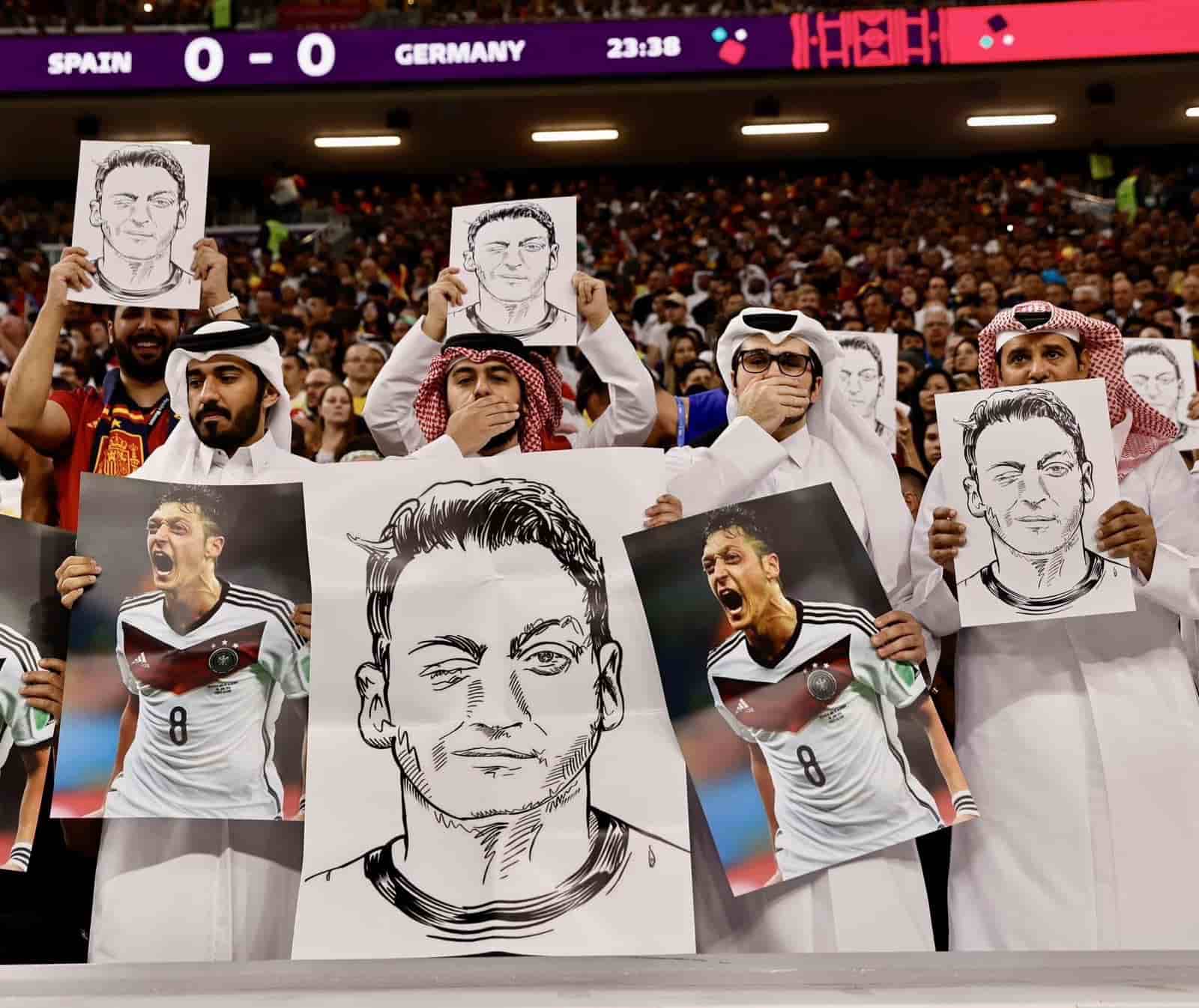 رداً على "تكميم الأفواه".. رفع صور أوزيل في مباراة ألمانيا