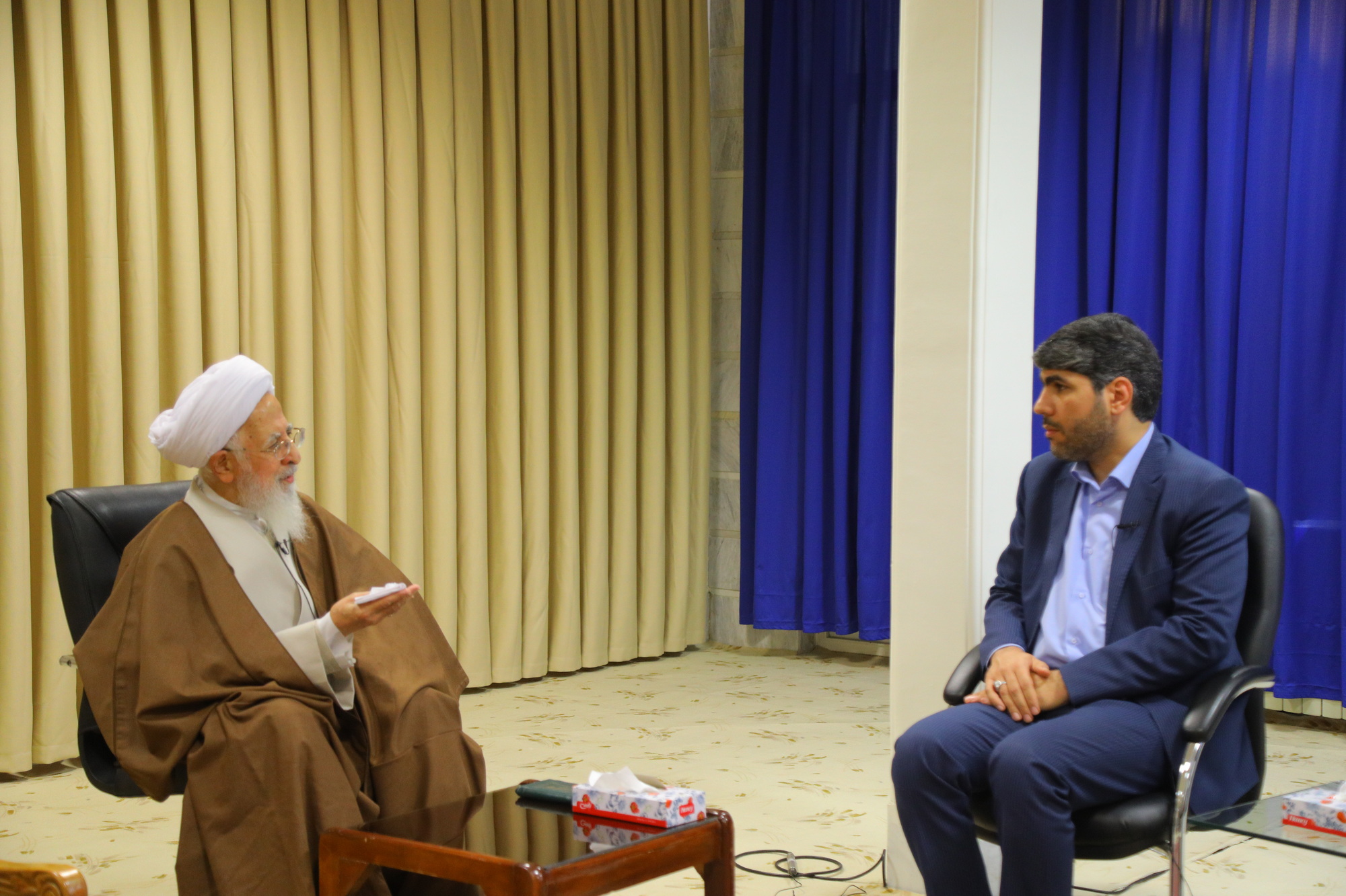 آیت‌الله جوادی آملی: کارمندی که رشوه بگیرد وقتی به مقام بالاتری برسد اختلاس می‌کند!