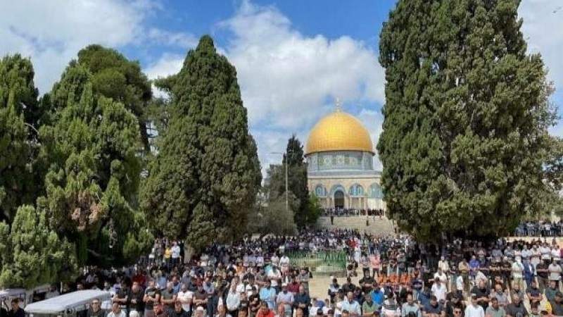 60 ألف فلسطيني يؤدون صلاة الجمعة في باحات المسجد الأقصى المبارك