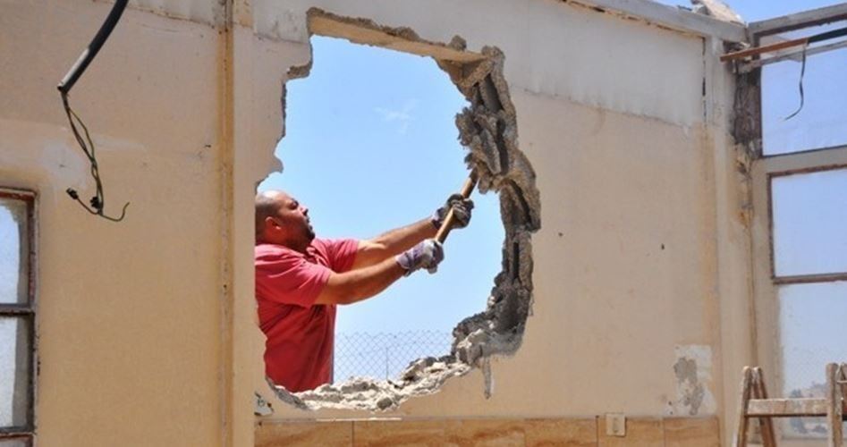 Israeli enemy forces al-Quds citizen to raze his own home
