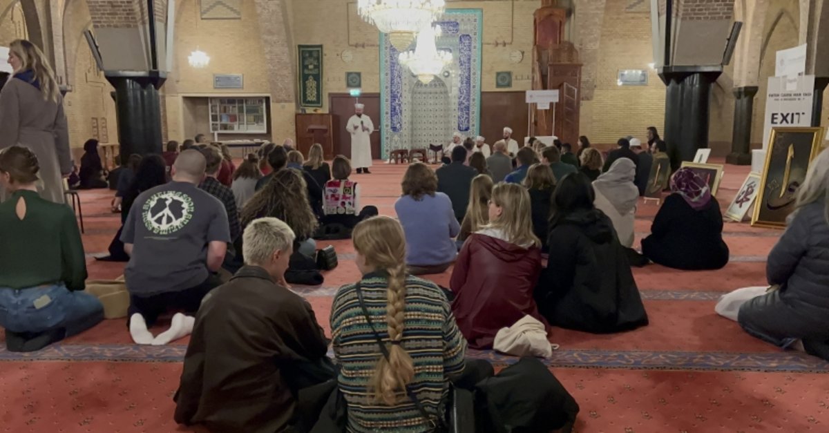  Amsterdam mosque opens its doors to thousands of non-Muslim visitors during Night of Museums