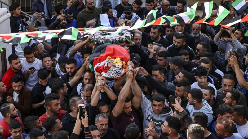 West Bank, funerali di massa per 18enne palestinese ucciso da militari israeliani