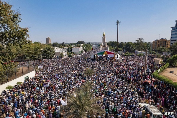 Manifestação de milhões de pessoas do Mali condenando a profanação do Alcorão