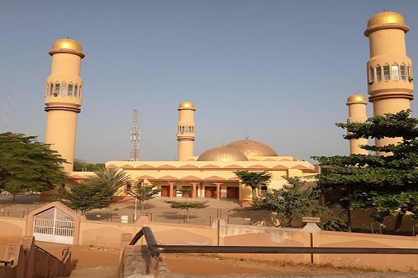 Taimakawa mabukata agaji daga wani masallaci a Najeriya