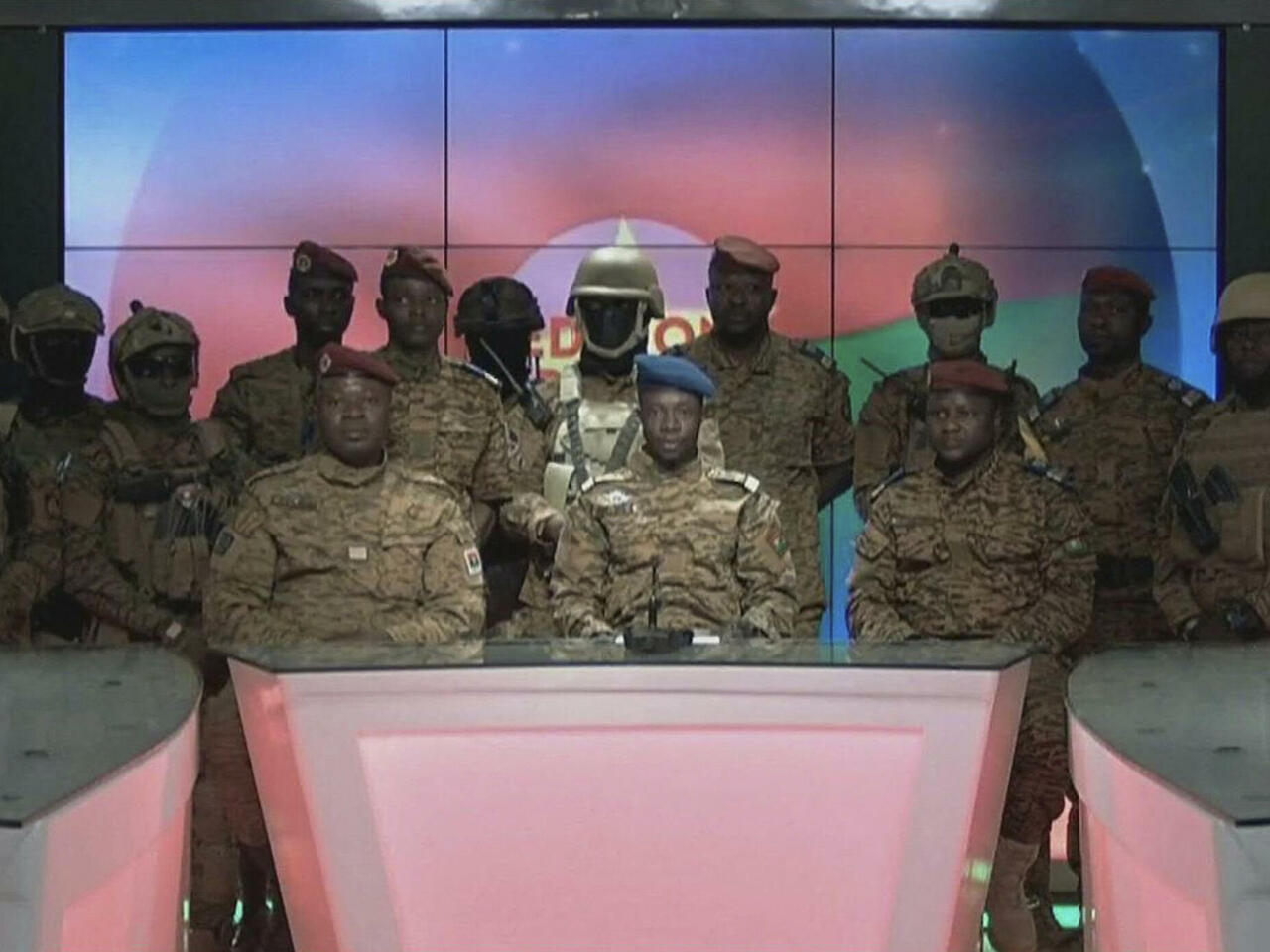 بوركينا فاسو: عسكريون يعلنون الإطاحة برئيس المجلس الحاكم