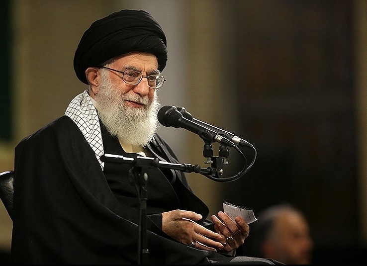 قائد الثورة الإسلامية: الغربيون يتخطون الخطوط الحمراء كلما تقتضي مصالحهم