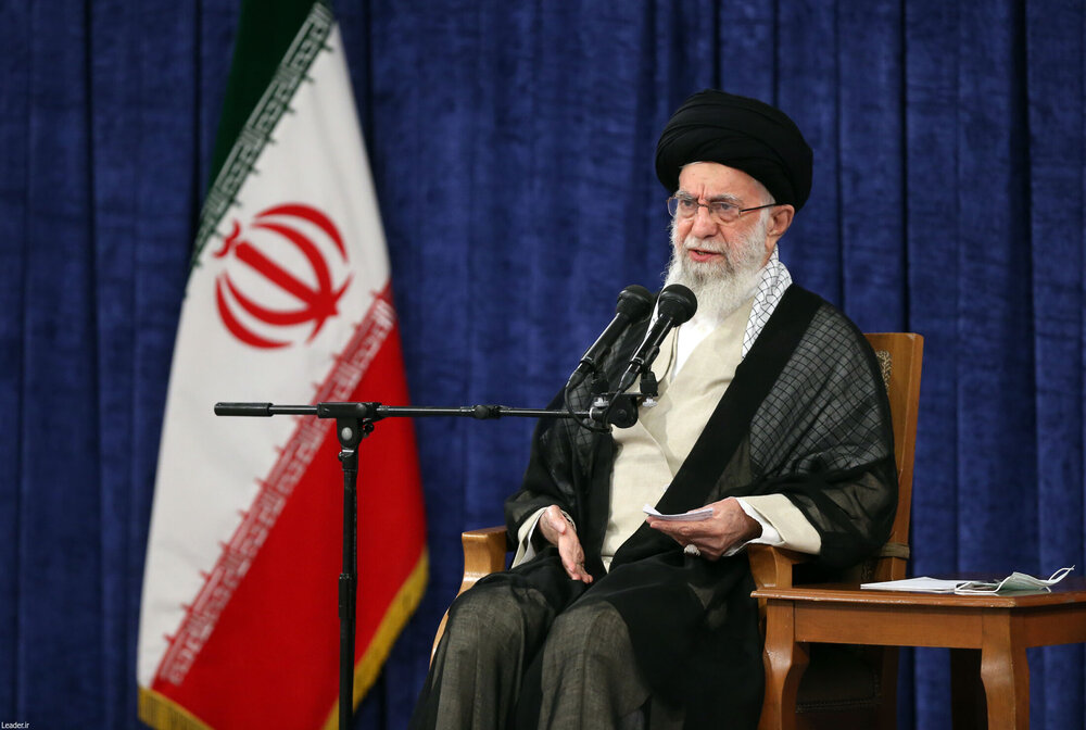 رهبر انقلاب: راه علاج دشمنی‌ها، ایستادگی است/ حوادث جزیی حواس مسئولان را از سازندگی پرت نکند