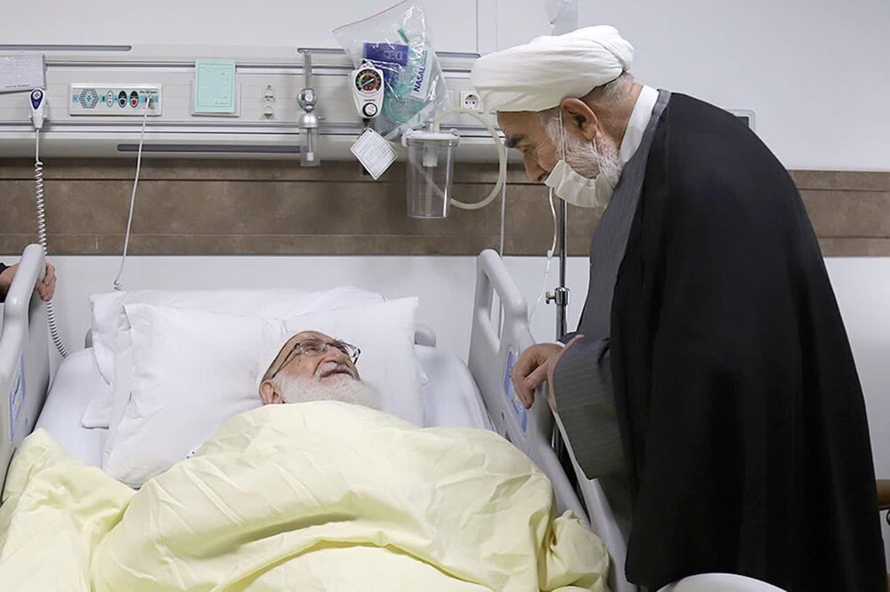 Perwakilan Rahbar Jenguk Ayatullah Hamadani di RS Tehran 