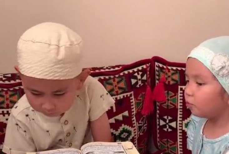 فيديو/ طفل صغير يعلم أخته قراءة القرآن الكريم