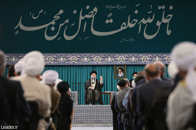 رهبر انقلاب: رنج‌های امت اسلامی ناشی از باهم نبودن است/ غلط می‌کند کسی فکر کندن درخت تناور جمهوری اسلامی را هم بکند