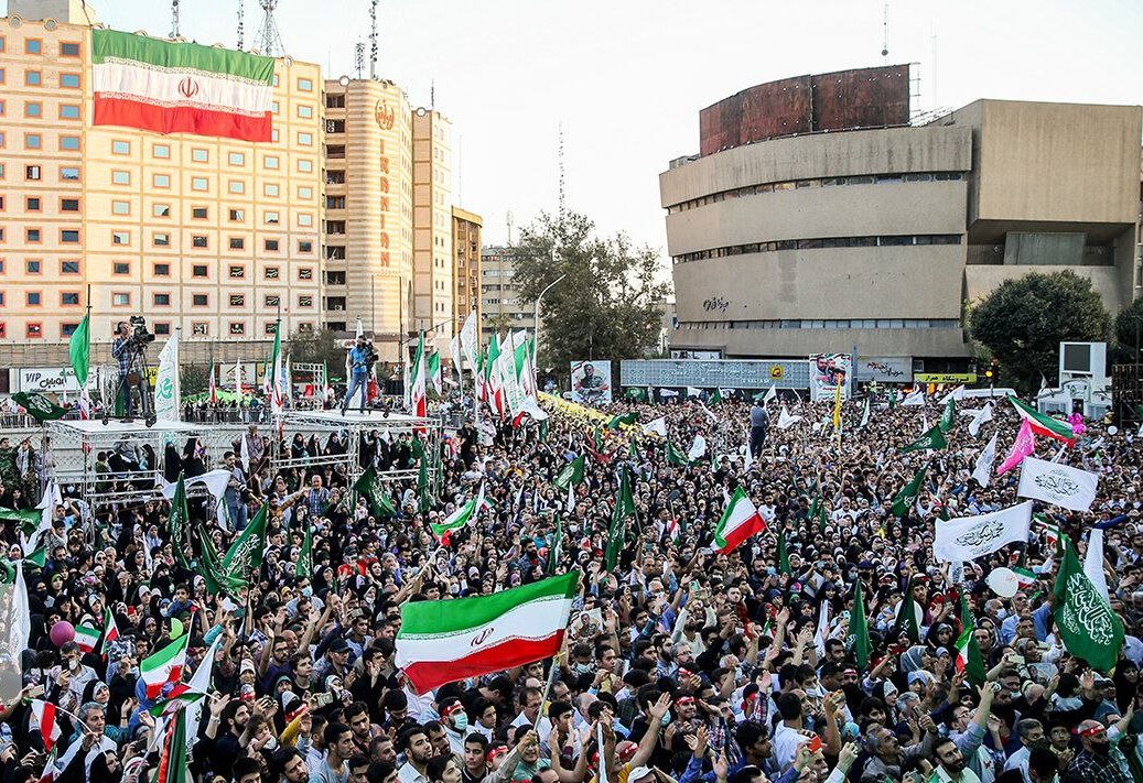 الاحتفال بالمولد النبوي الشريف في ساحة ولي عصر وسط طهران+ (فيديو)