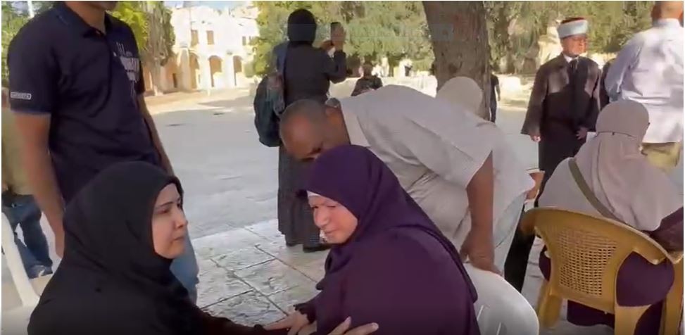 الاحتلال الإسرائيلي يعتدي على المرابطات على أبواب الأقصى ويهددهن بالسحل والاعتقال