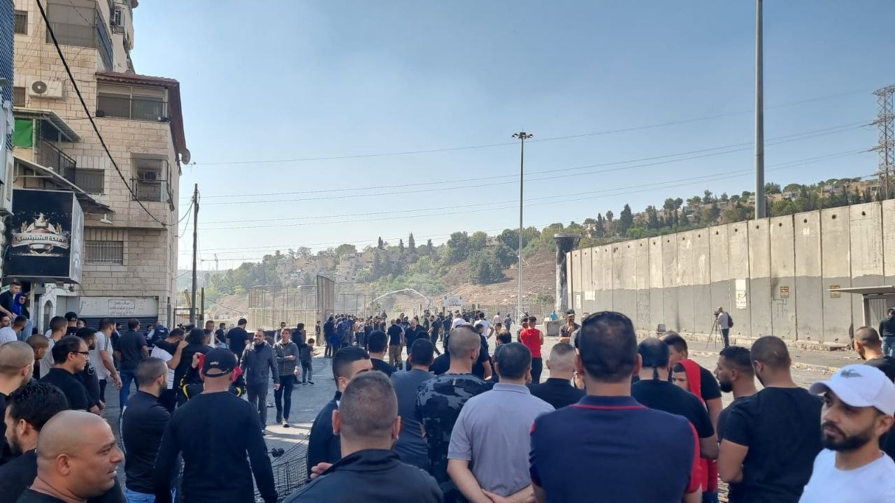 الحاجز حول حياتهم إلى جحيم.. أهالي مخــيم شعفاط يهددون بالعصيان المدني من جديد
