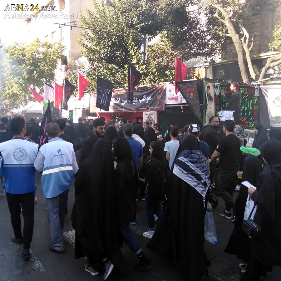 Those who missed Arbaeen pilgrimage in Iraq blessed with banner of Imam Hussain’s Holy Shrine in Tehran (+Photos)