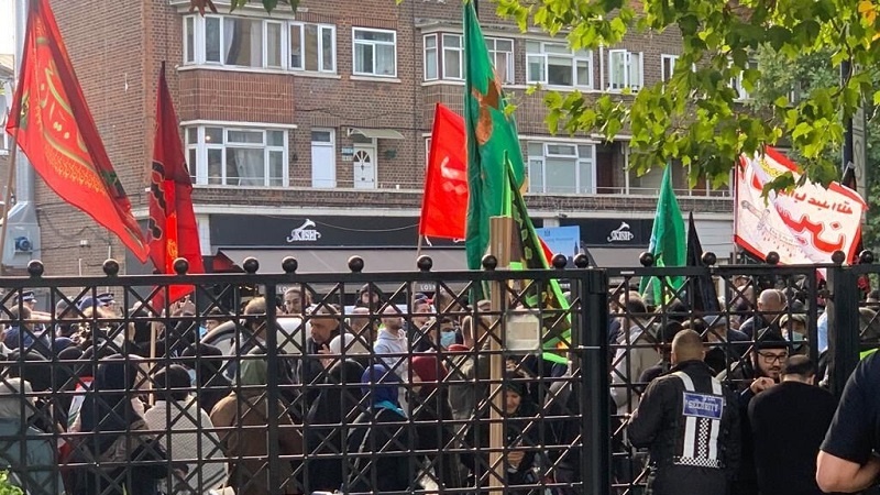 Мусульмане собрались в Лондоне, чтобы осудить нападение бунтовщиков на скорбящих