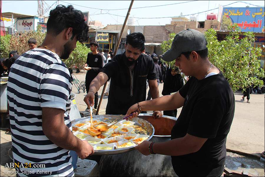 تقرير مصور / مواكب حسينية تنتشر في أطراف حرم امير المؤمنين (ع) لتقديم الخدمات لزوار الأربعين