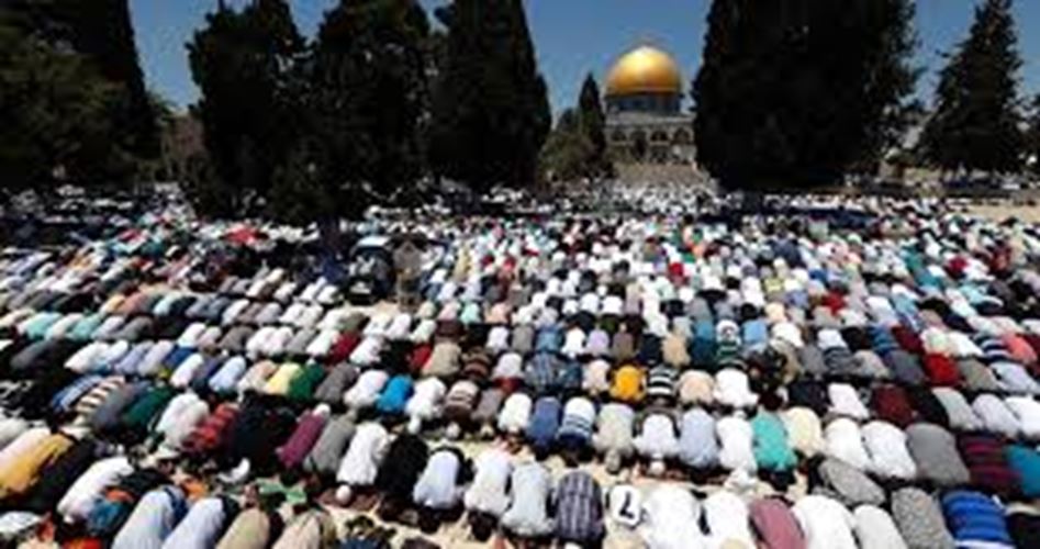 Tens of thousands attend Friday prayer at Al-Aqsa